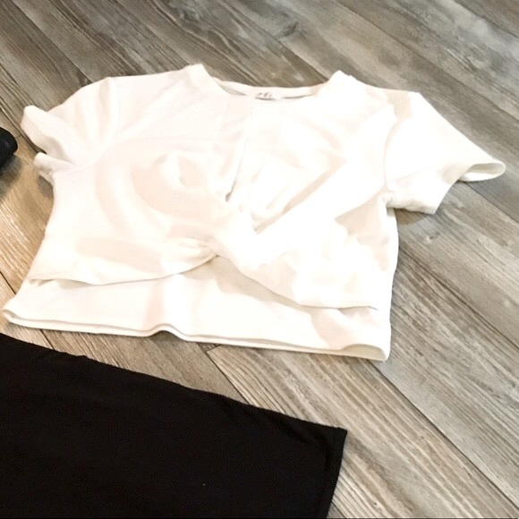 ☪️2/15$$       White🤍CropTop - Picture 2 of 4